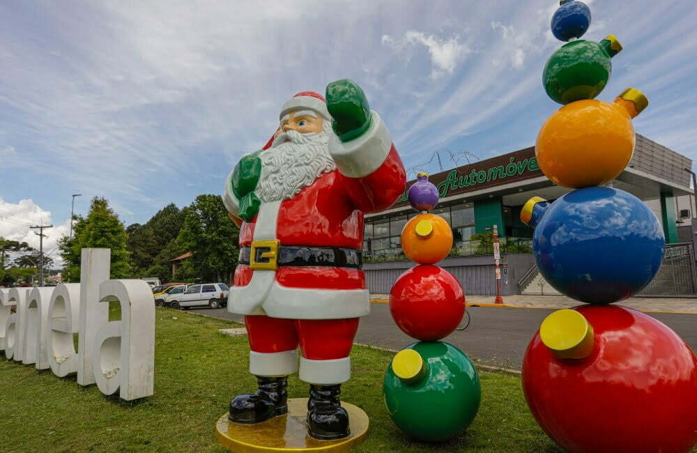 40 árvores de Natal decoradas por arquitetos e designers consagrados   Árvores de natal decoradas, Decoração de arvore de natal, Arvore de natal