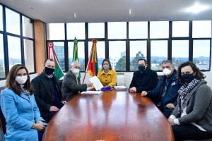 Prefeita Fátima Daudt, diretores Claudio Luiz Zaffari e Bruno Zaffari, vice-prefeito e diretor da Comusa, Márcio Lüders; a secretária municipal de Desenvolvimento Urbano e Habitação. Roberta Gomes de Oliveira; a diretora de Desenvolvimento Urbano, arquiteta Laís Corteletti, que assina a licença; e o diretor de Pavimentação e Apoio Operacional da Secretaria Municipal de Obras Públicas, engenheiro Leandro Koche.