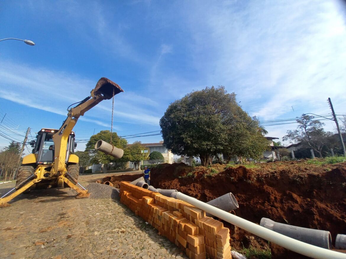 obra de drenagem sendo realizada no bairro Guarani.