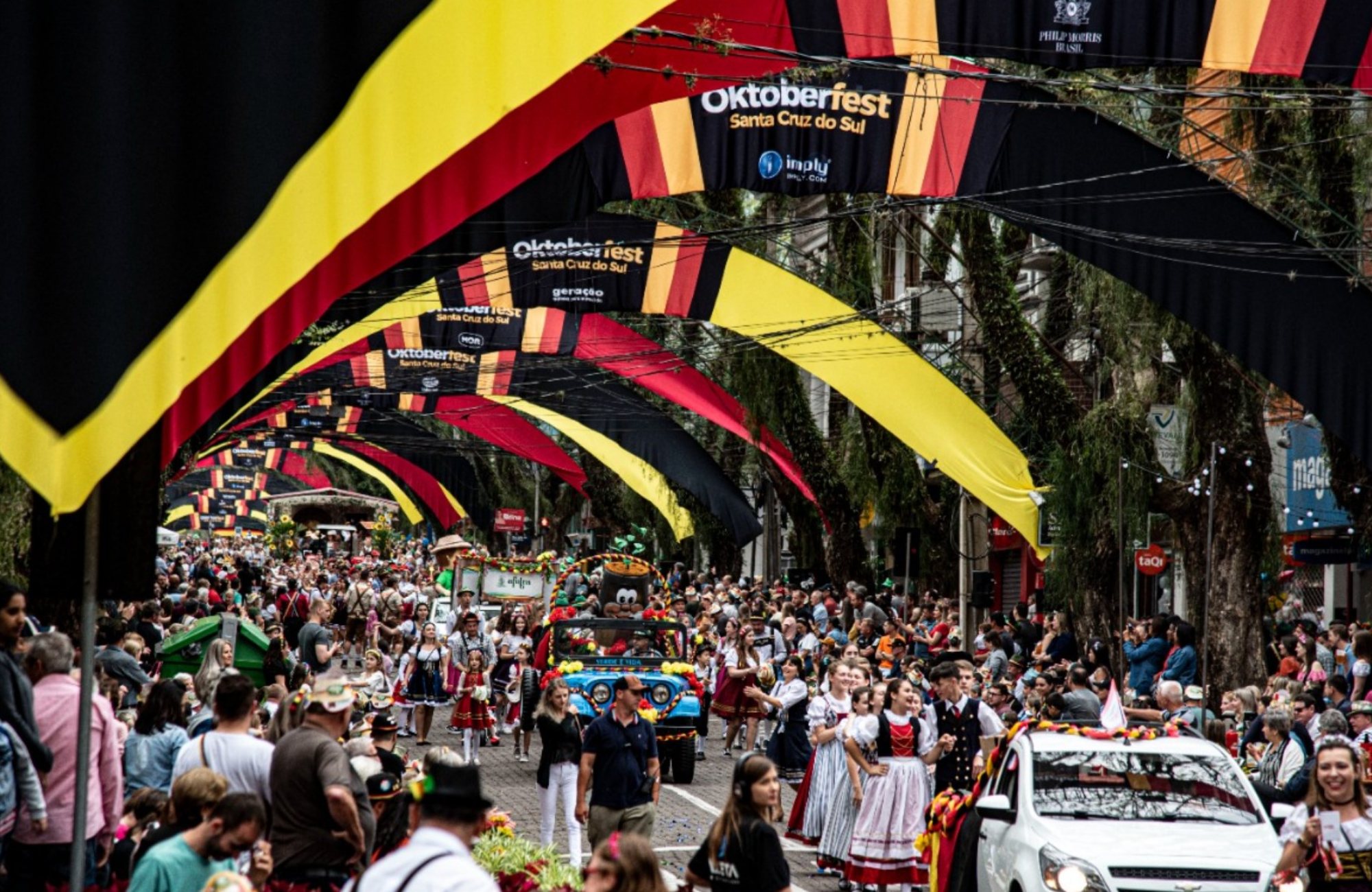 Primeiro desfile da 37 Oktoberfest de Santa Cruz re ne mais de 40