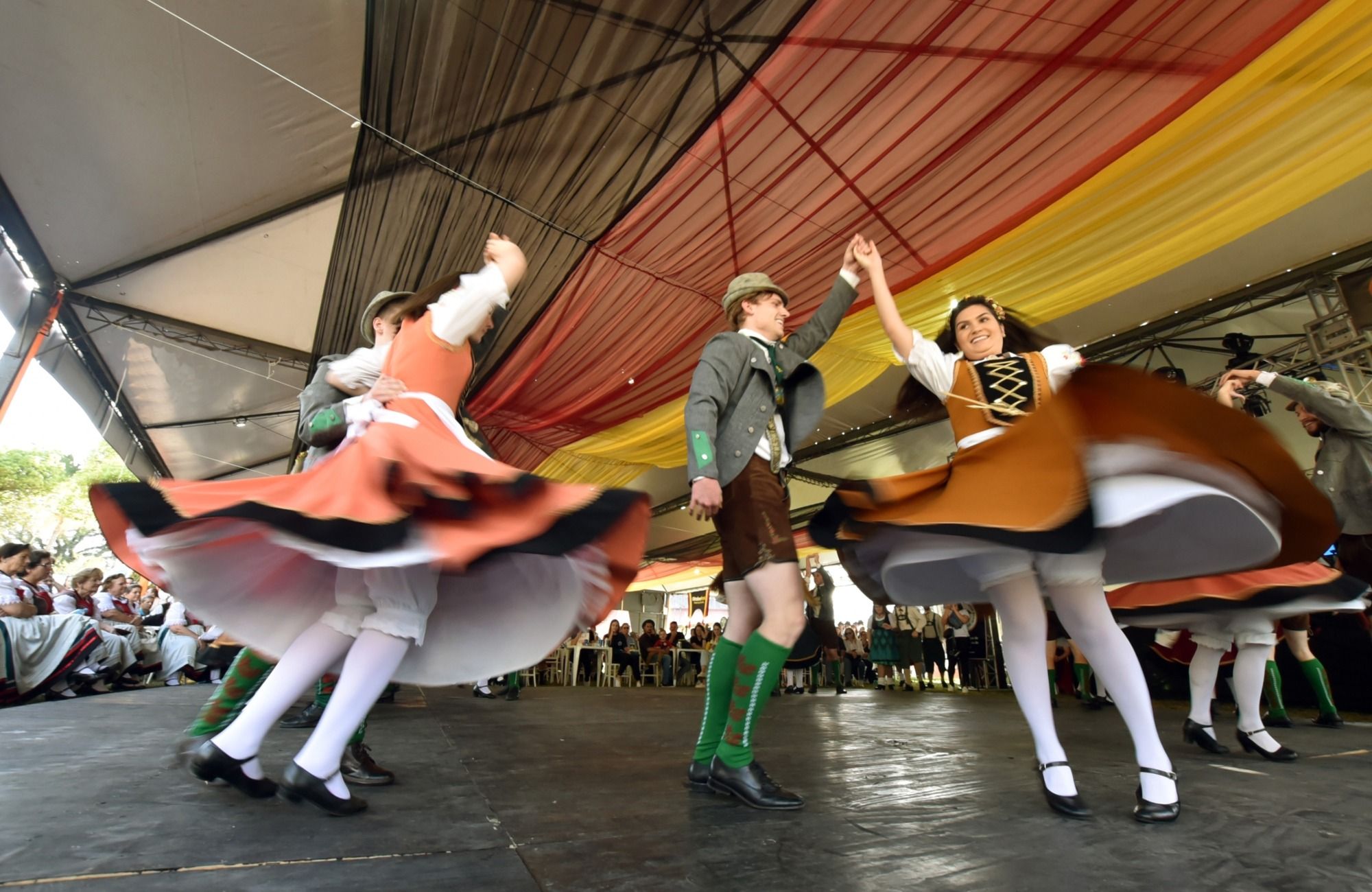 Musik, Tanz und Sport prägen die deutsche Kultur auf dem 38. Oktoberfest