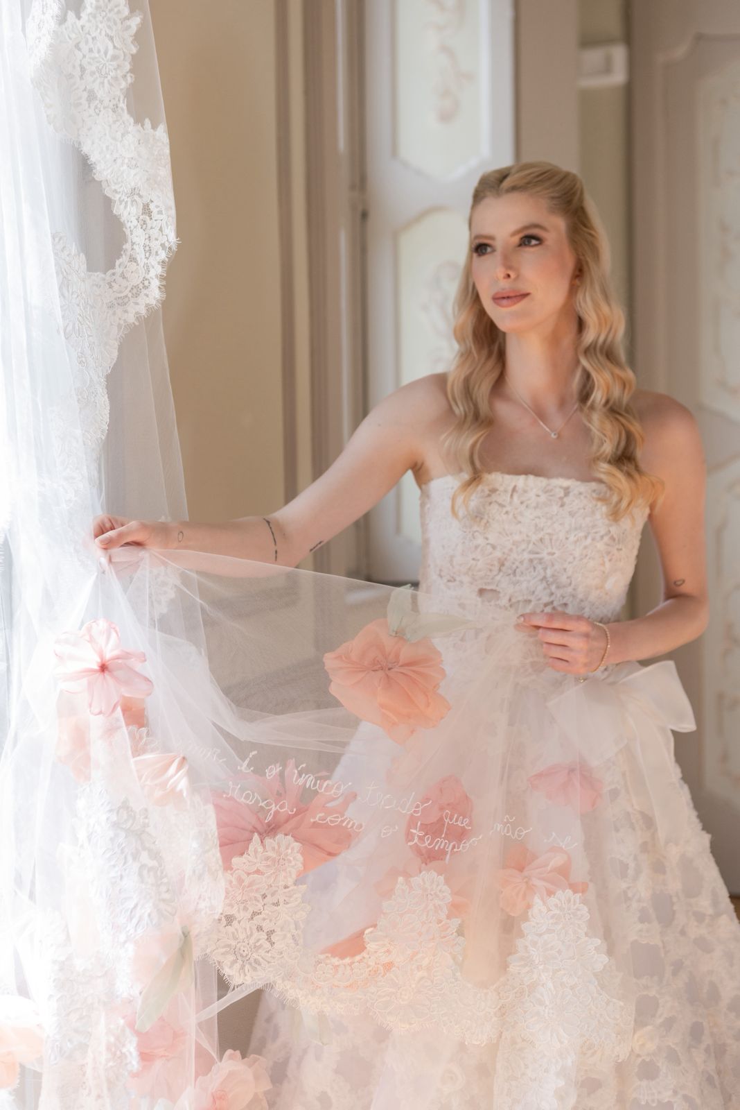 Estilista gaúcha transforma o próprio casamento em manifesto de moda autoral Vertical 9